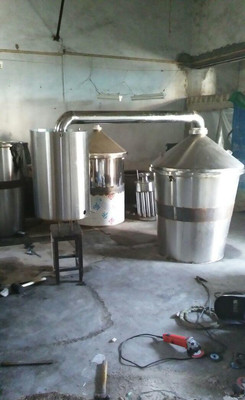小型釀酒設(shè)備商用白酒鍋小作房蒸酒機器200斤100斤300斤投料